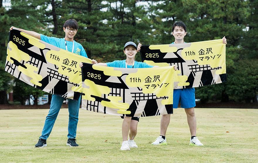 フィニッシュして笑顔を見せるゆうき（左）、まどか（中）、Kosuke（右）