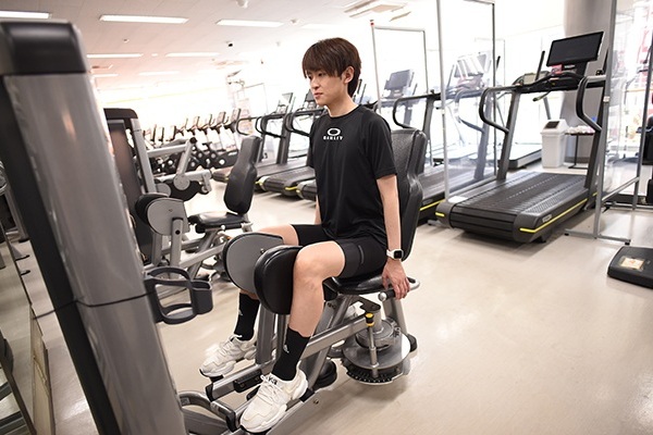 内転筋を鍛える「アダクター」