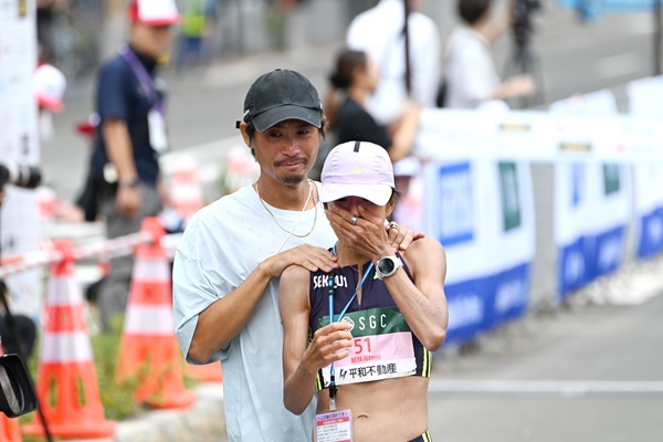 新谷仁美選手（右）を迎えた横田真人コーチ