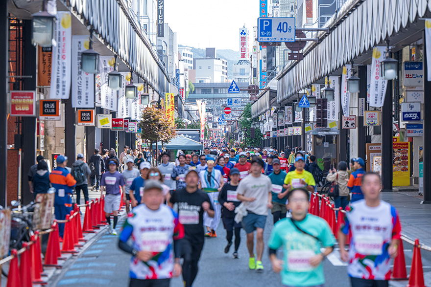 「盛岡大通り商店街」を駆け抜けるランナー（写真／軍記ひろし）