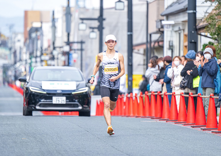 レース前半から独走する阿部さん（写真／軍記ひろし）