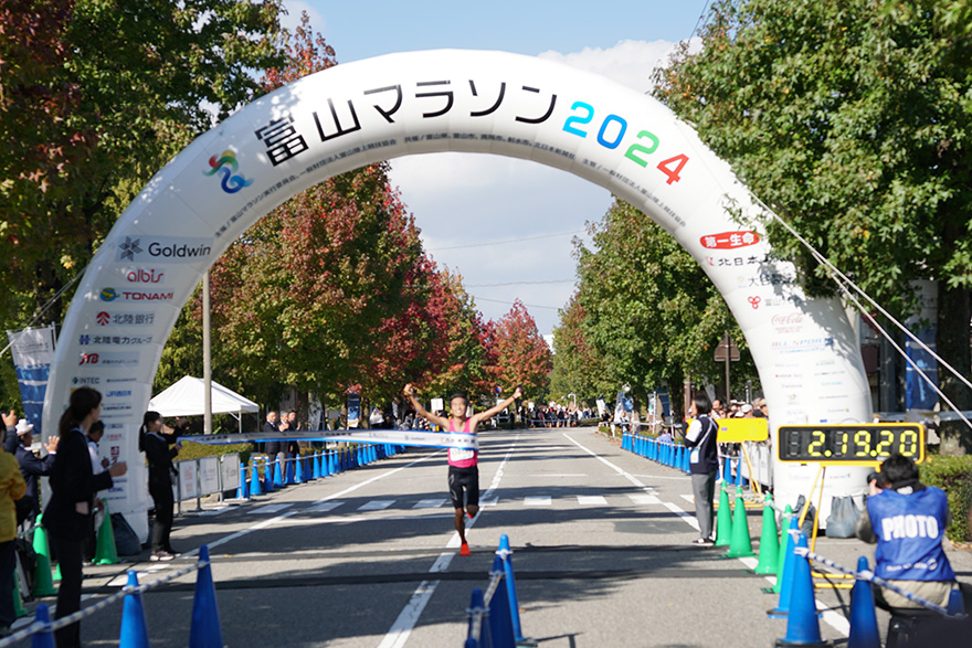 優勝のゴールテープを切る佐藤直也選手