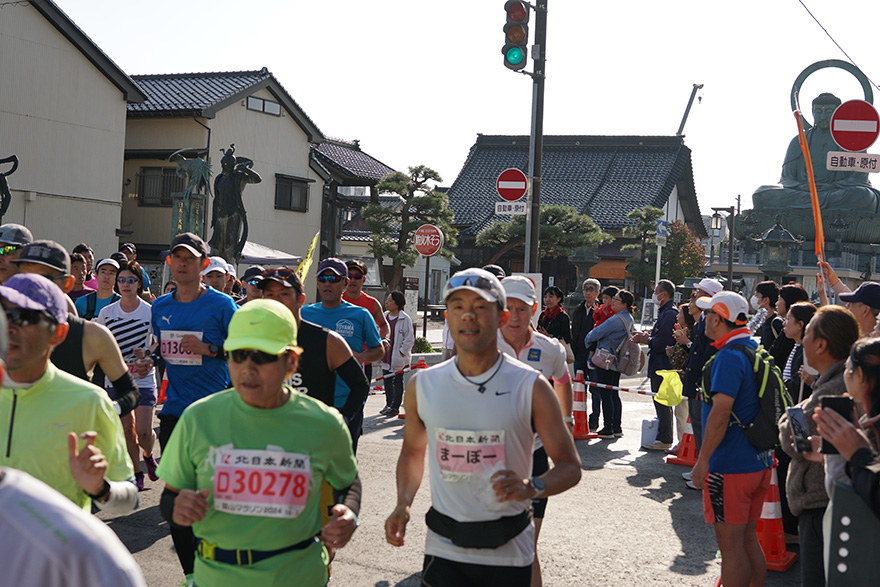 高岡大仏前の沿道には多くの応援者の姿が見られた