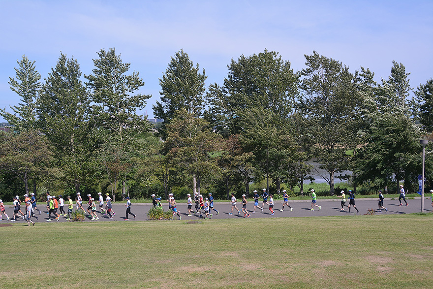 1人で30km走ができない人はランナーズ30Kシリーズのようなイベントを利用するのがおすすめ（写真は2023年の札幌30K）