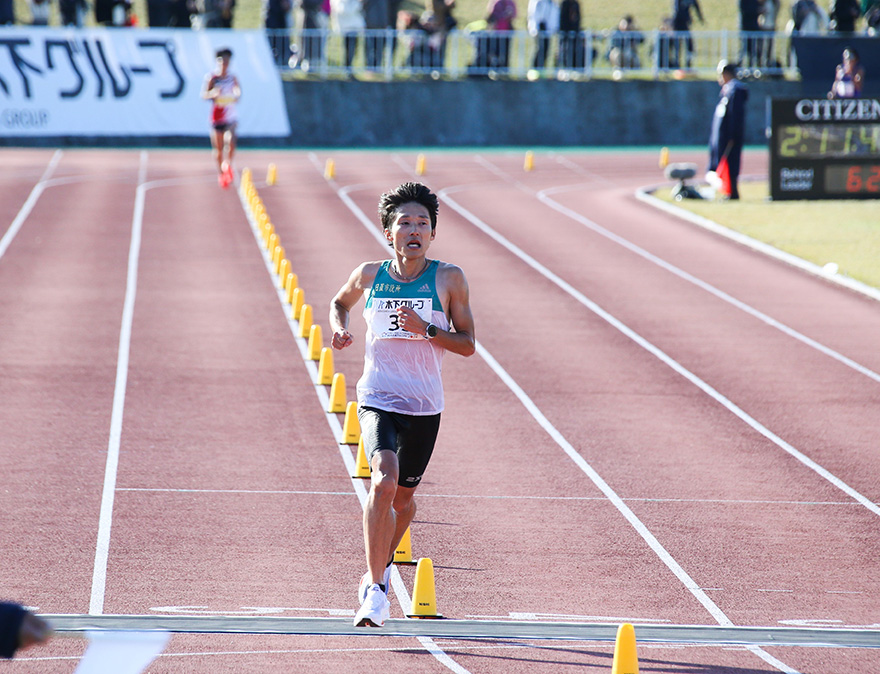 福岡国際マラソン2024での飛松さん（2時間12分56秒）