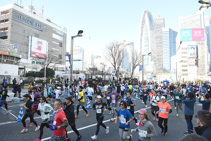 新宿駅前を走るランナーたち（写真／青山義幸）