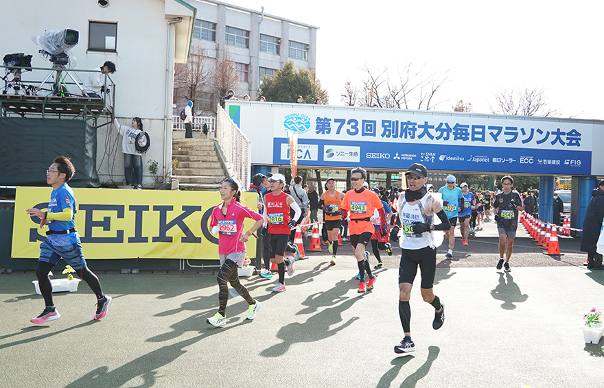 フィニッシュへ向かって力走するランナーたち