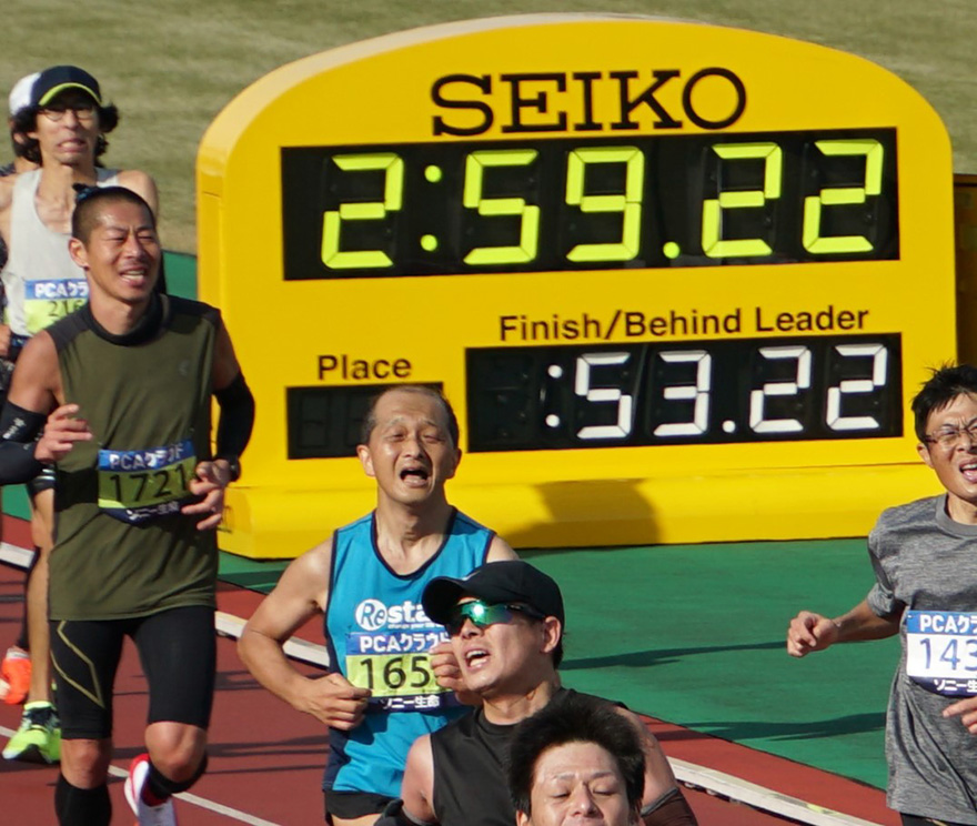 2月2日の別府大分マラソンで40年連続のサブスリーを達成した日吉さん（写真中央）