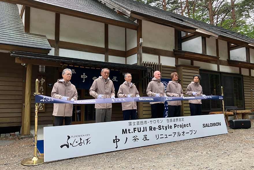 テープカットをする富士吉田市の堀内茂市長（左から3人目）とアメアスポーツジャパンのショーン・ヒリアー代表取締役社長（その右）