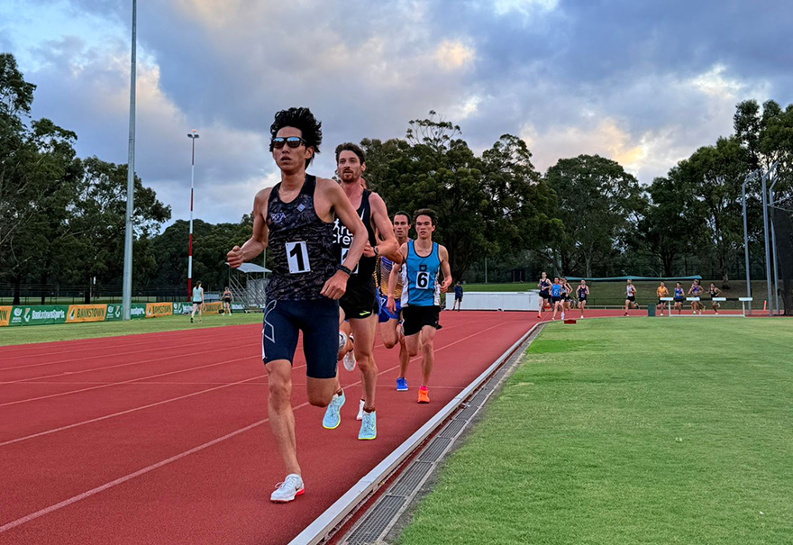 オーストラリアのレースで先頭を走る澁谷さん（写真／Chris Gatt）
