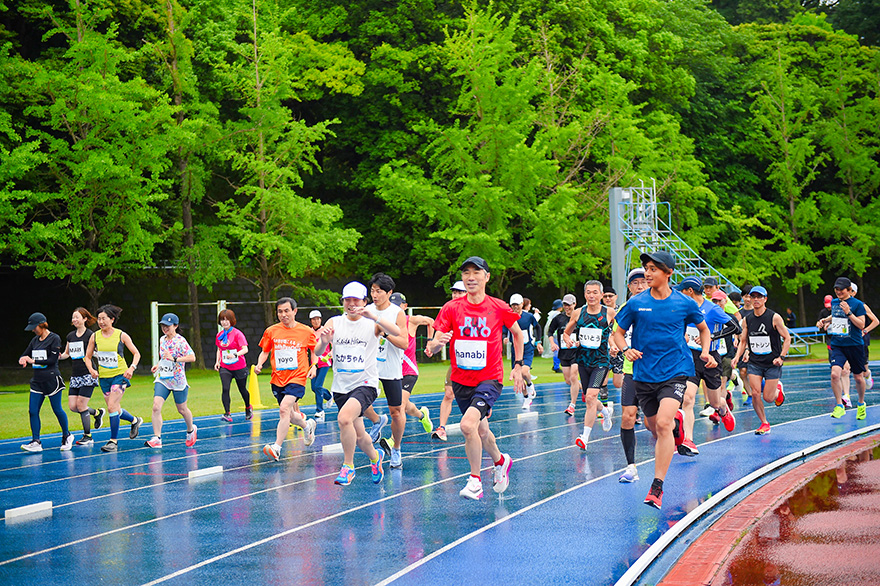 会場は中央大学多摩キャンパス。陸上競技部駅伝チームの選手（右端）もペースメーカーを務めた（写真／青山義幸）