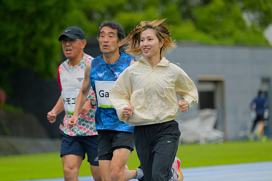 元実業団選手の真柄碧（まかラン）さんもゲストとして参加してレースを引っ張った