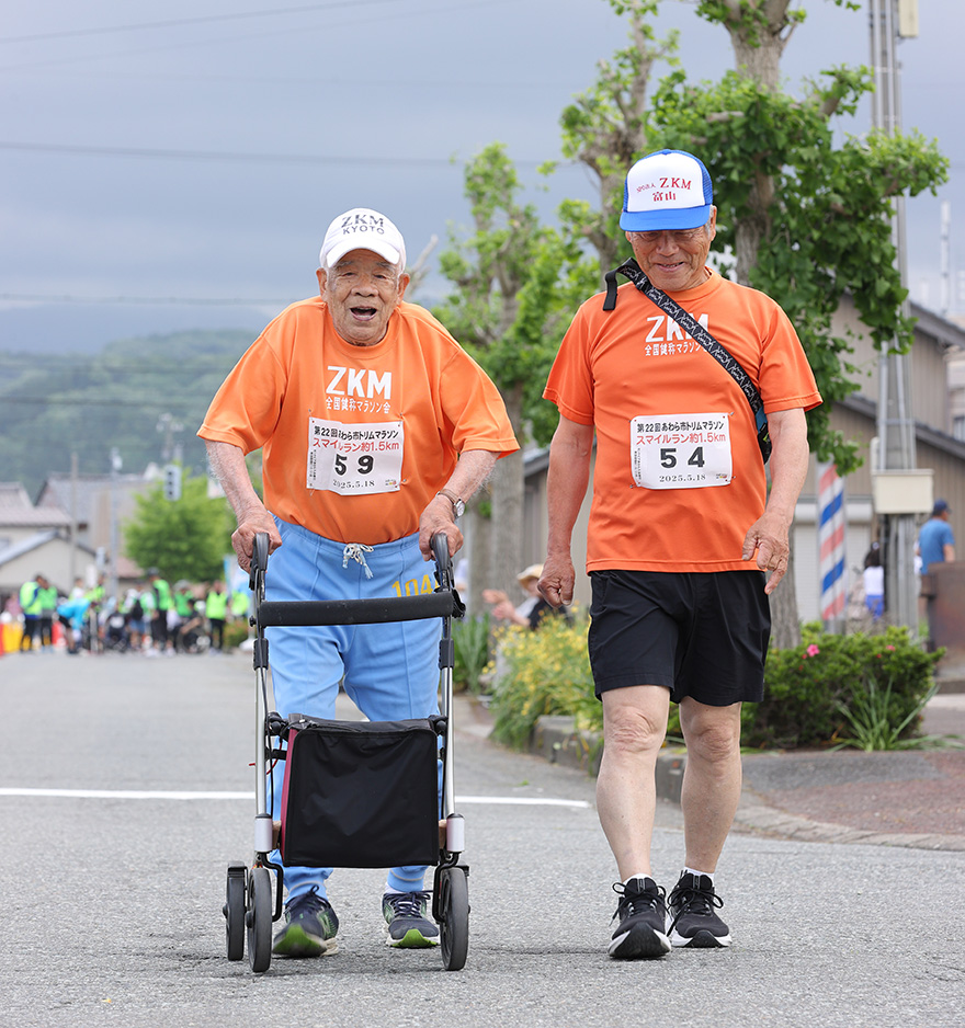 1.5kmの部に出場した103歳の出島義男さん・写真左（写真／塩川真悟）
