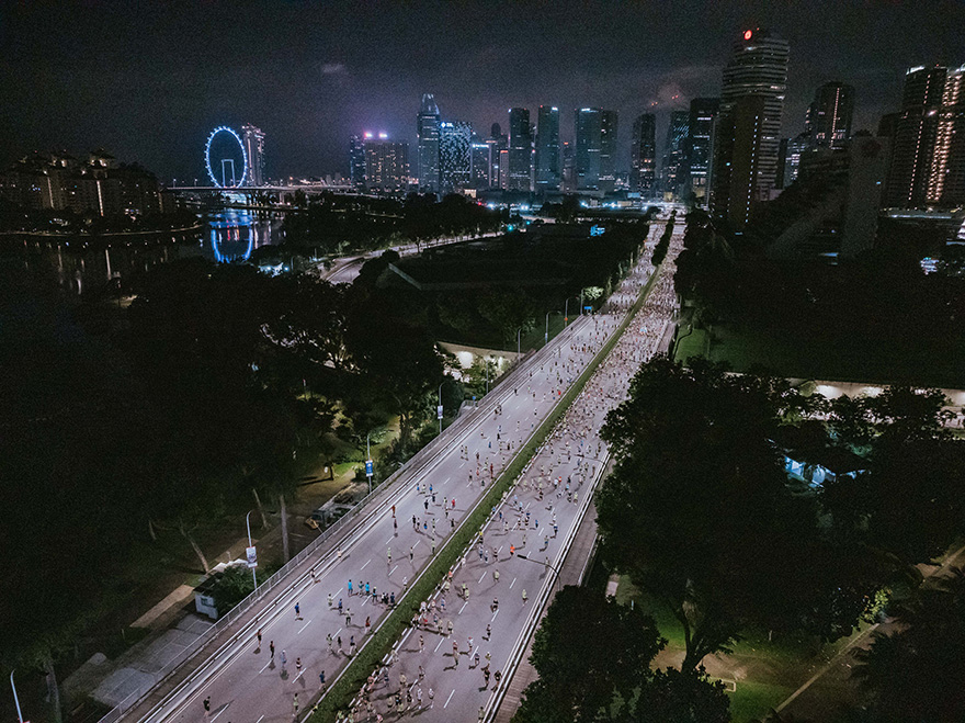 スタートは朝4時30分！　都市の夜景の中を走るシンガポールマラソン