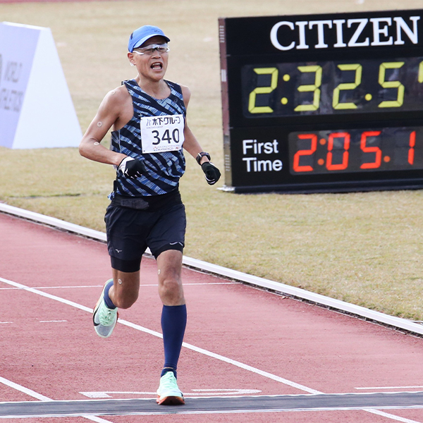 2024年の福岡国際マラソンでフィニッシュする長江コーチ（右）