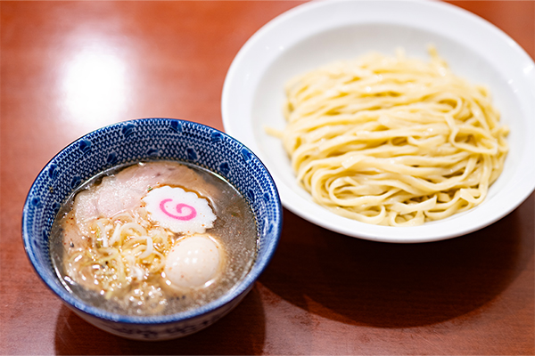 シャープさのある塩味の味玉塩つけ麺（990円）