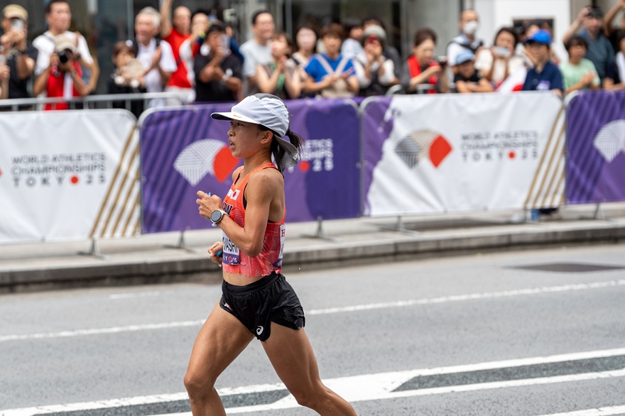 世界陸上女子マラソンで力走する小林香菜選手（写真/辻晋太郎）