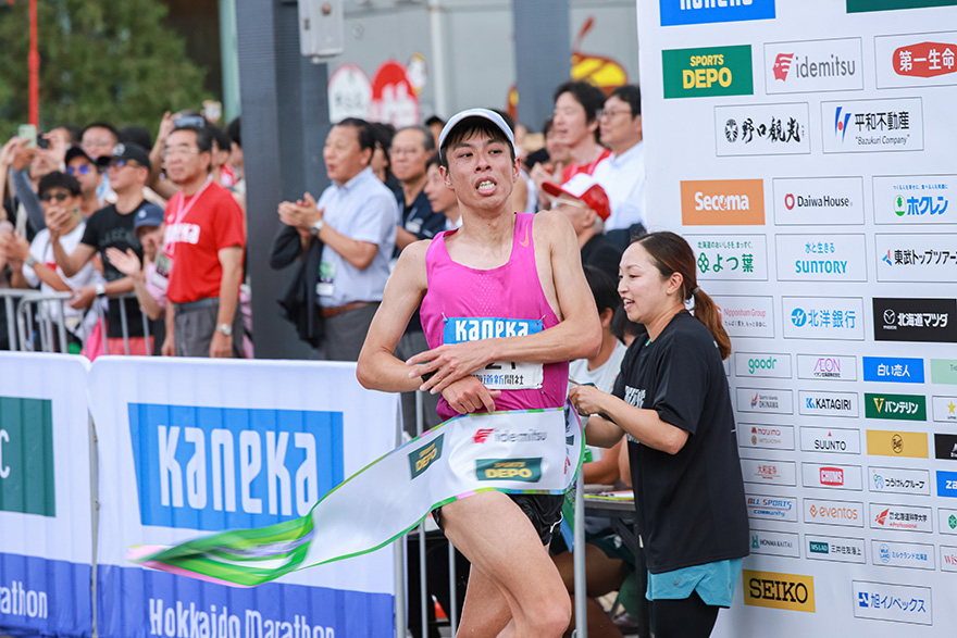 今年8月の北海道マラソンで2時間11分59秒でフィニッシュする福田さん（写真／釜石由起）