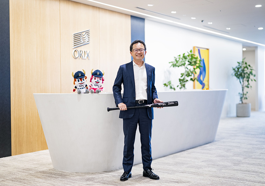 オリックス株式会社 取締役 兼 代表執行役社長・グループCOOの髙橋英丈さん。手にしているのは、1991年にオリックス・ブルーウェーブ（当時）に入団し2000年まで在籍したイチローさん（現マリナーズの会長付特別補佐兼インストラクター）のサイン入りバット（写真／小野口健太）