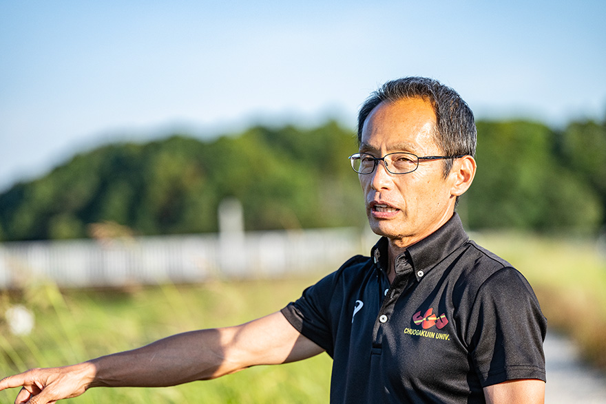 中央学院大の川崎勇二監督（写真／小野口健太）