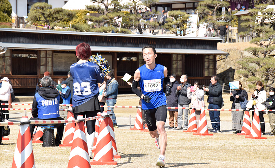2月の姫路城マラソンで7位(2時間26分29秒)だった坂本隆哉さん(写真は本人提供)