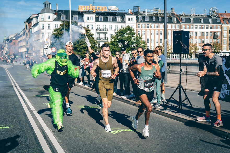 2023年のコペンハーゲンハーフマラソンでランナーを応援するランニングクルー「NBRO(エヌブロ)」のメンバー(写真/大会事務局提供) 写真中央はパリ五輪5000m金のヤコブ・インゲブリクトセン選手