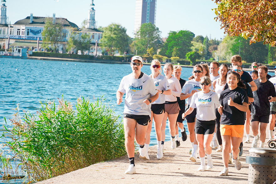 シェイクアウトランでペースメーカーを務めるNBROのメンバー