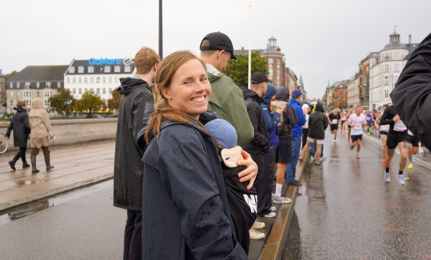 大会当日に子どもを抱きながらランナーを応援するソフィーさん