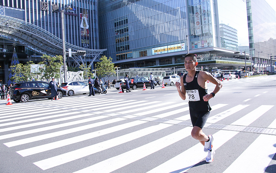 2024年福岡国際マラソンを走る竹中さん（写真／石田祥一）