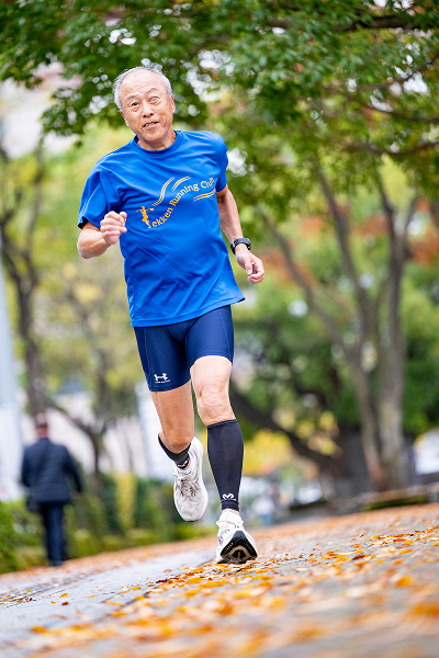 2024年湘南国際マラソンで3時間29分41秒をマークした79歳の井上さん（写真／小野口健太）