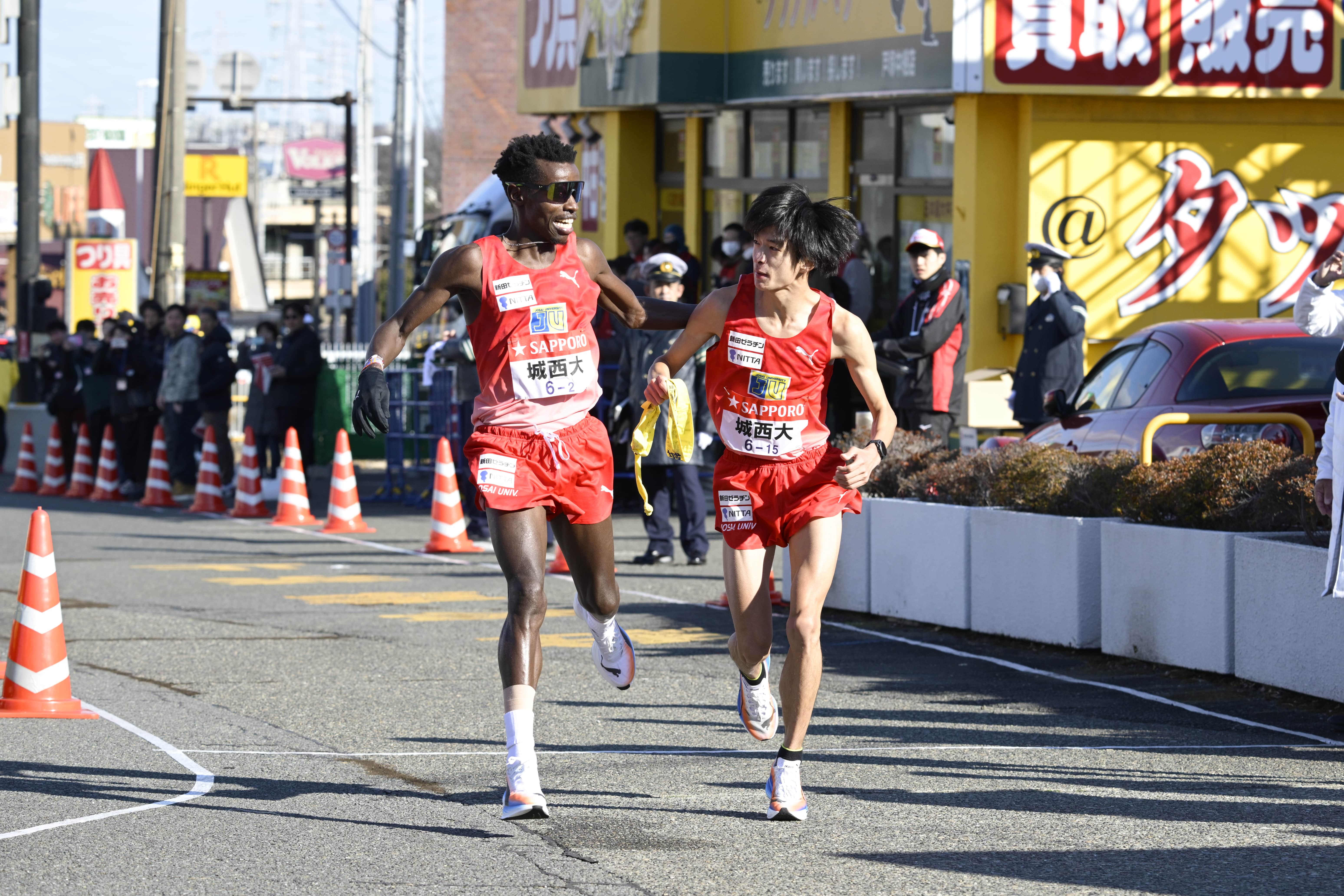 2区でも城西大のヴィクター・キムタイ選手（左）が区間新記録をマーク（写真／菊池陽一郎）