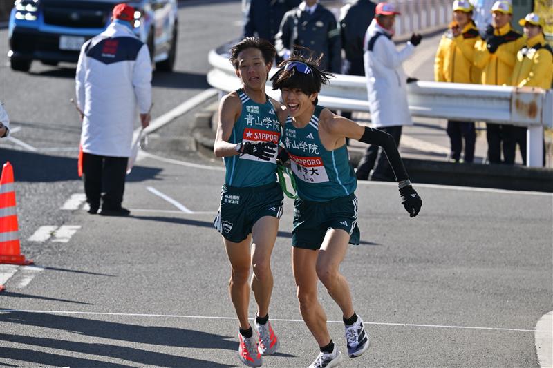 戸塚中継所でタスキをつないだ青山学院大の8区塩出翔太選手（左）と9区の佐藤有一選手（写真／菊池陽一郎）