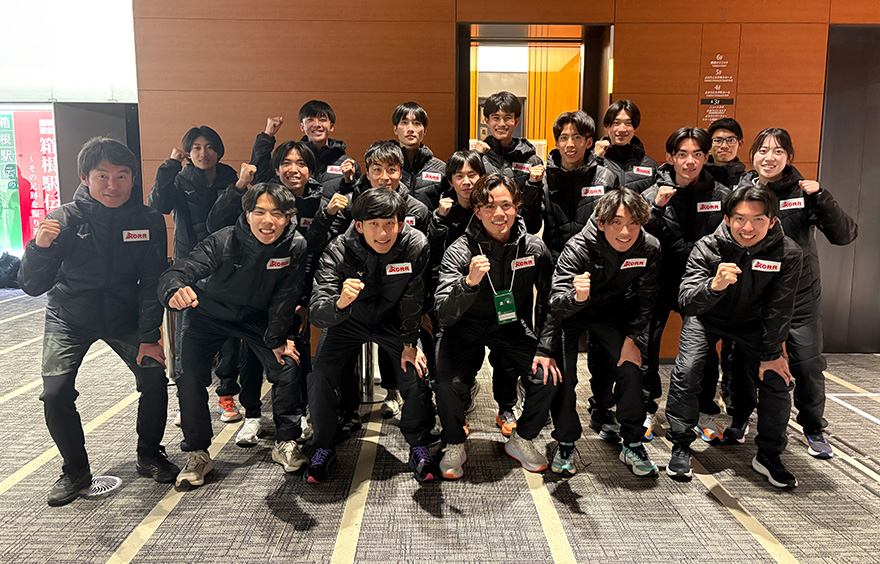 関東学生連合チームは16人全員がバラバラの大学で編成。左端が坪田智夫監督（写真提供／関東学生連合チーム）