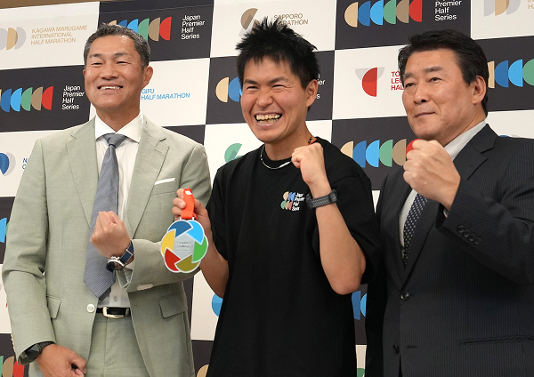 （左から）大嶋康弘レースディレクター、JPHSアンバサダーM高史さん、香川丸亀国際ハーフマラソン高井信一レースディレクター
