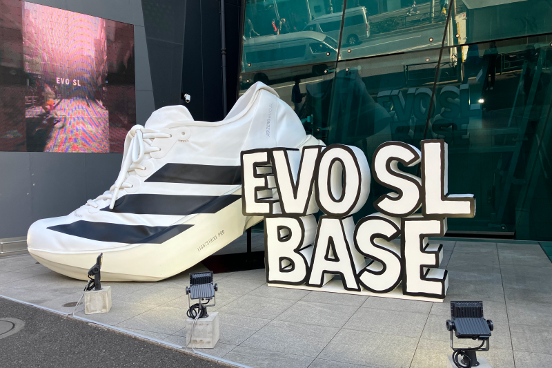 原宿に登場したシューズのモニュメント