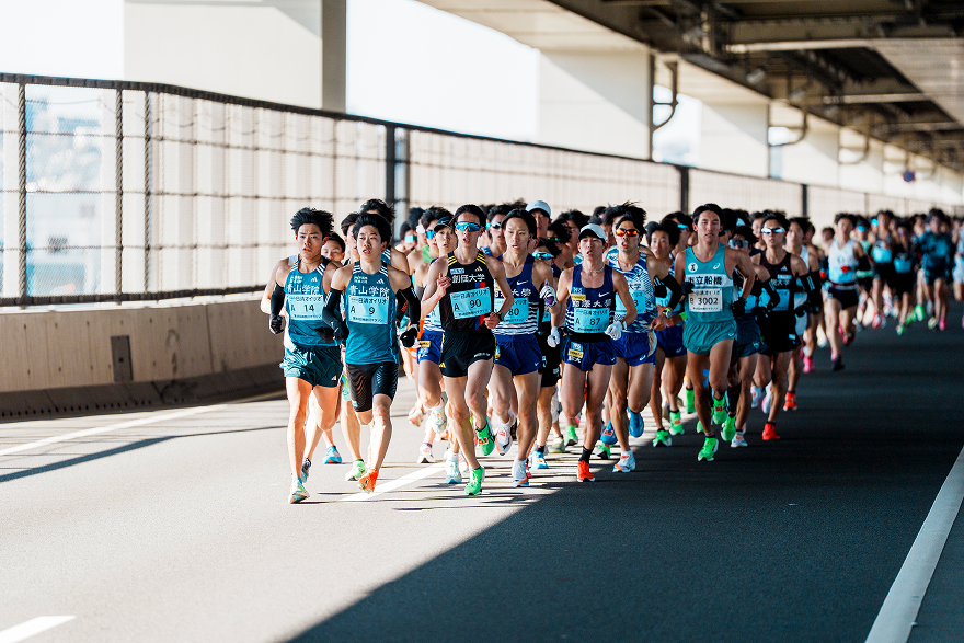 高架下を走るコースで大学生の自己ベストが続出した（写真／軍記ひろし）