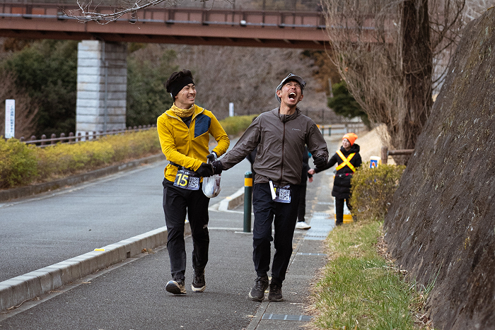 レース中、手を握り目を覚まさせることも（写真／野田倖史郎 Koshiro Noda）