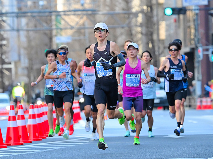 43歳で2時間15分7秒をマークした田中さん（中央）