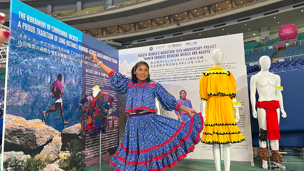 マラソンEXPOの特別展示ブースではララムリの故郷・チワワ州に加えオアハカ州、チアパス州の伝統衣装が展示された。