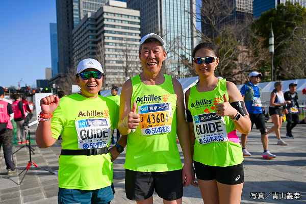 フィニッシュ後のジャンバルさん（中央）