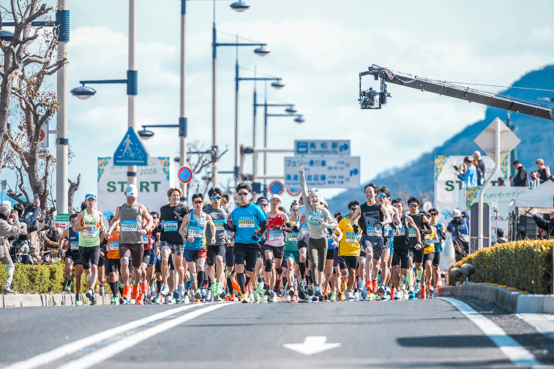 「よーい、うどん！」のスタート（写真／軍記ひろし）