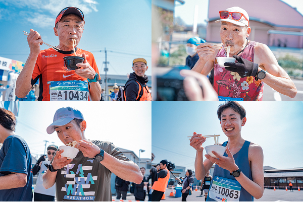 26km過ぎの給うどん所でうどんをすするランナー