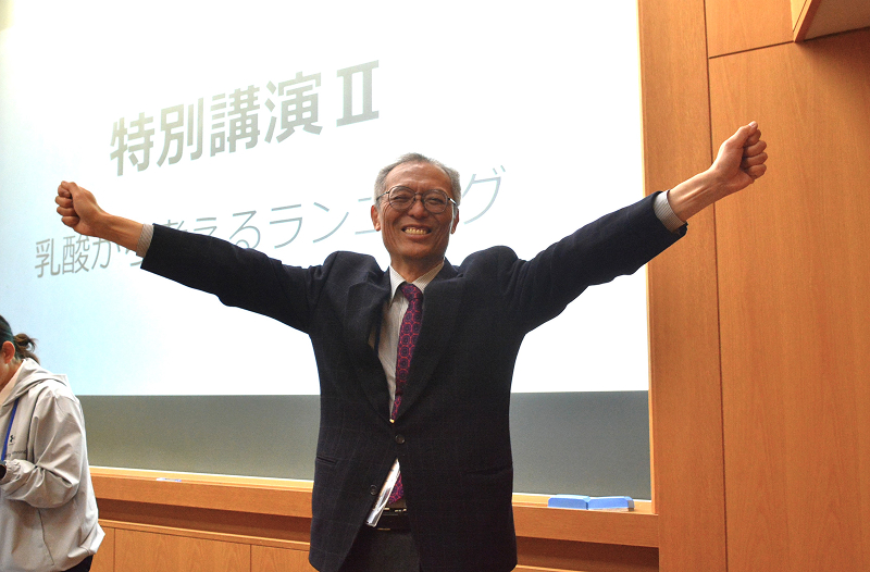 箱根駅伝でテレビ中継された時のポーズを再現する八田秀雄先生