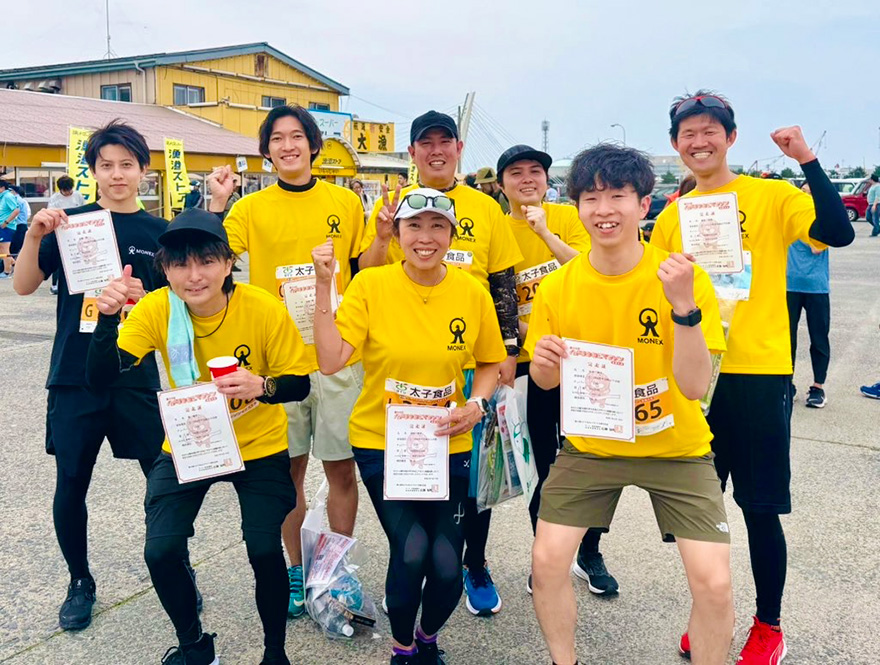 昨年5月の八戸うみねこマラソンでは、お揃いのマネックスTシャツで参加し、八戸漁港ストアでメンバーと打ち上げ。