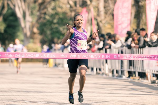 3位でフィニッシュするケニア出身のキャサリン・ジュンゲさん（写真／宮本巧）