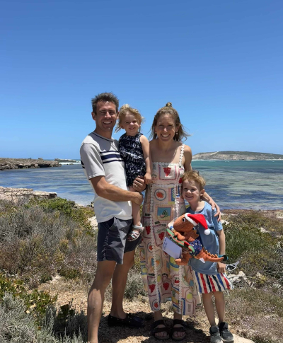 左から夫のディランさん、長女エリーちゃん（2歳）、ジェシカさん、長男ビリー君（6歳）