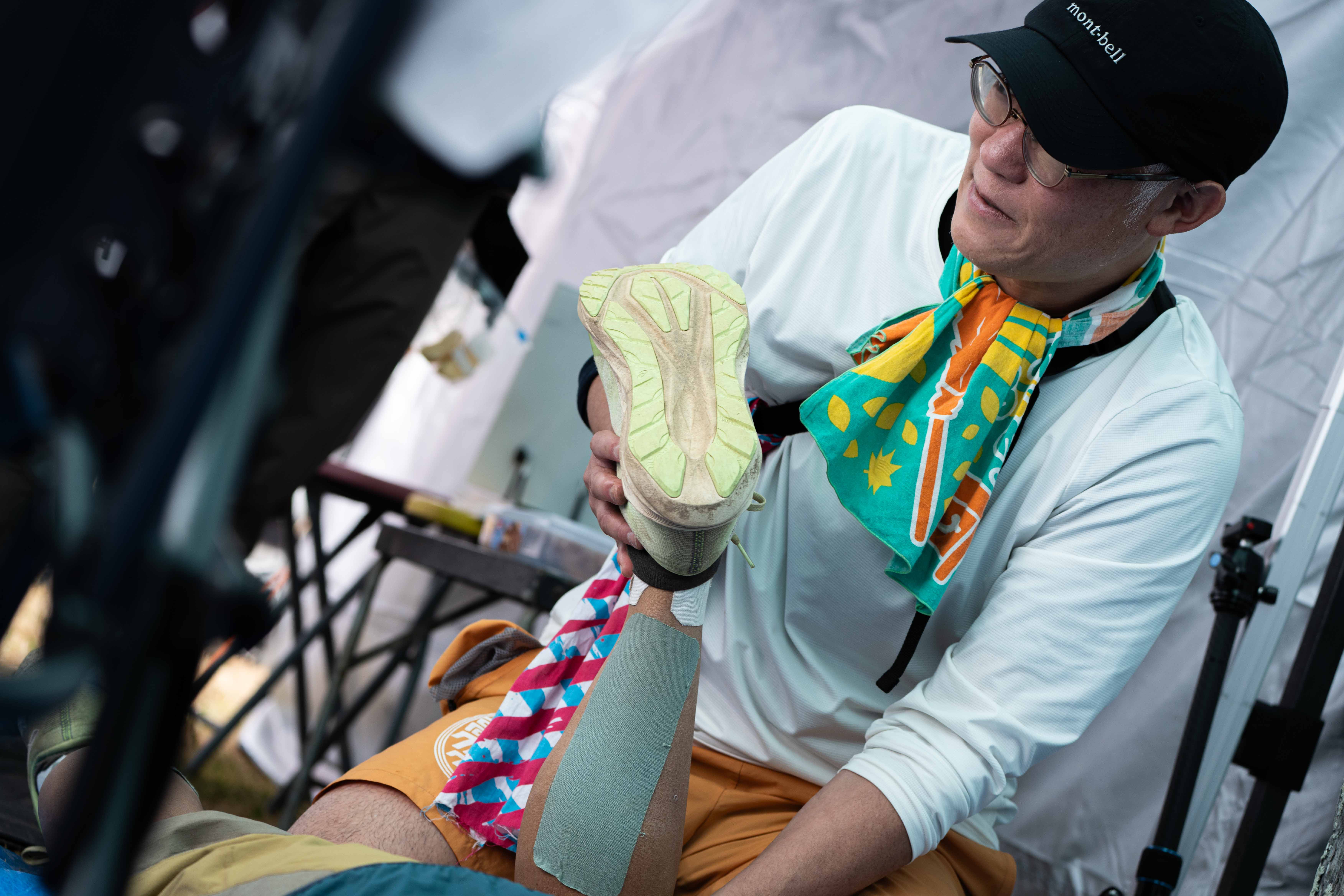 2025年6月オーストラリアのバックヤードウルトラにて献身的にマッサージをする花田鉄平さん（写真／野田倖史郎KoshiroNoda）