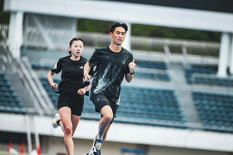 公開練習で久保凛選手（左）を引っ張る横田真人さん（写真／小野口健太）