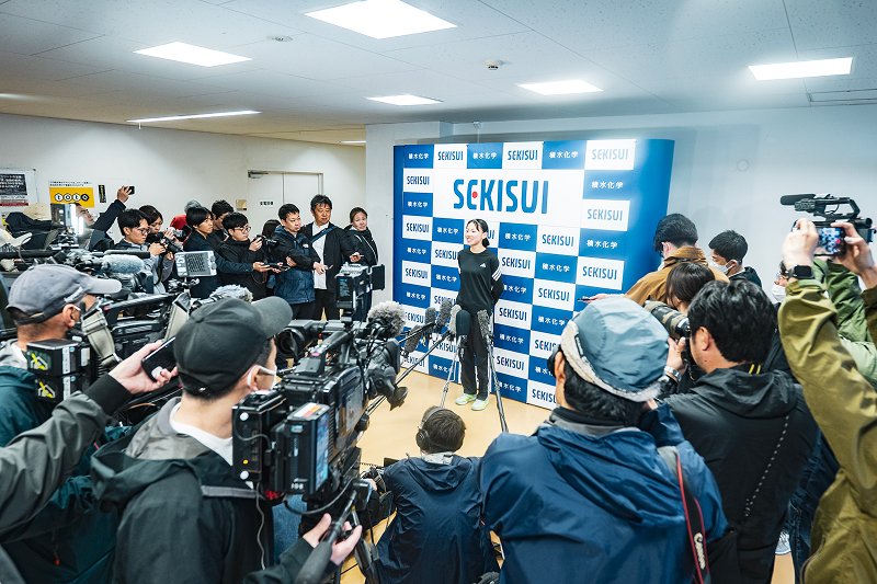 久保選手は取材で多数のメディアに囲まれた