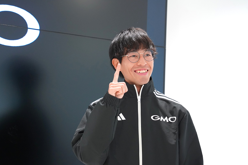 4月8日に都内で会見したGMOの嶋津雄大選手